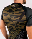 Rash Guard - Venum - 'Contender 5.0' - Khaki Camo - Lyhythihainen