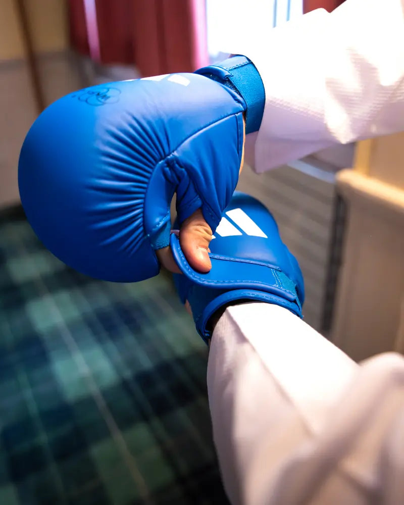Karate otteluhanskat - Adidas - WKF, Sininen