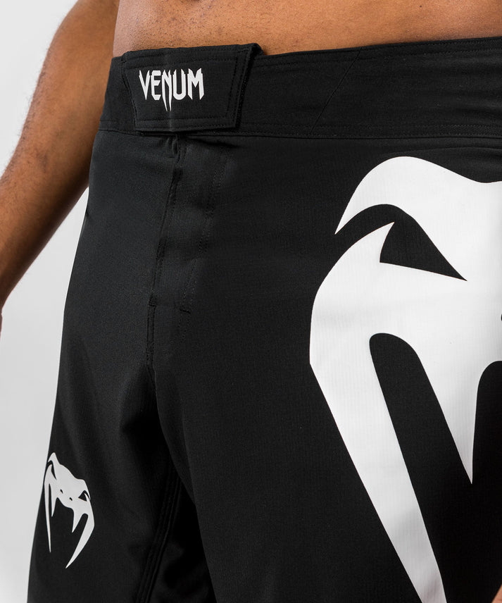 Fightshorts - Venum - 'Light 5.0' - Musta/Valkoinen